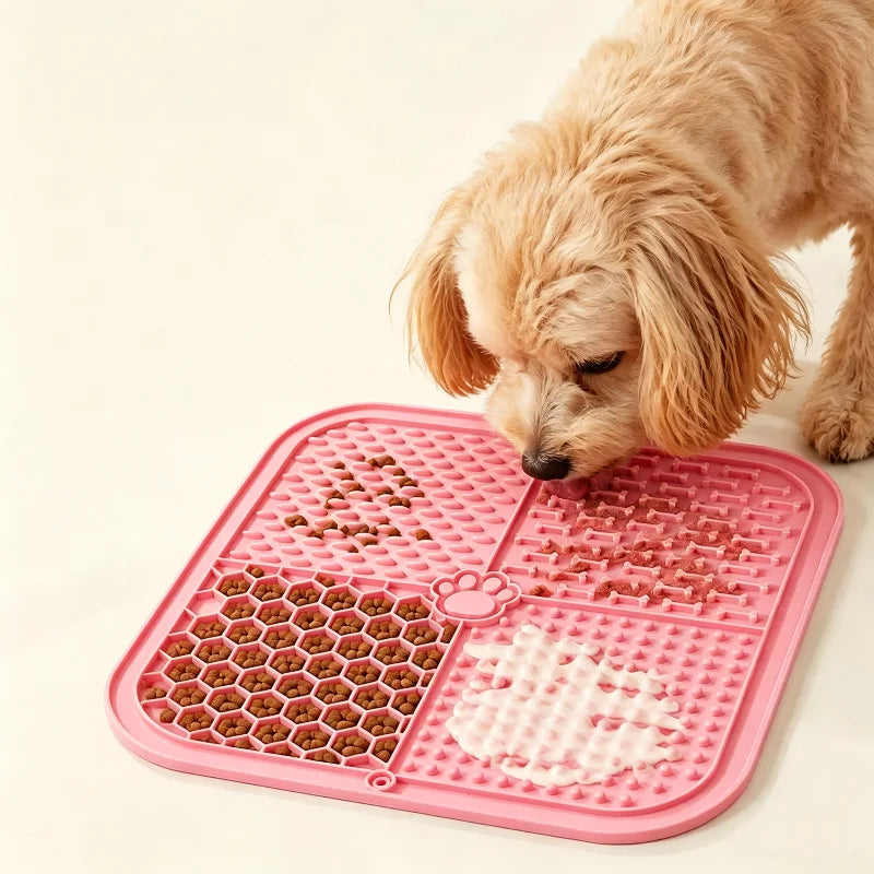 Golden retriever lecca il tappetino rosa con il cibo spalmato nelle scanalature