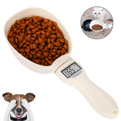 Cucchiaio bilancia digitale BellaDoggy colmo di crocchette, display che segna 165 grammi