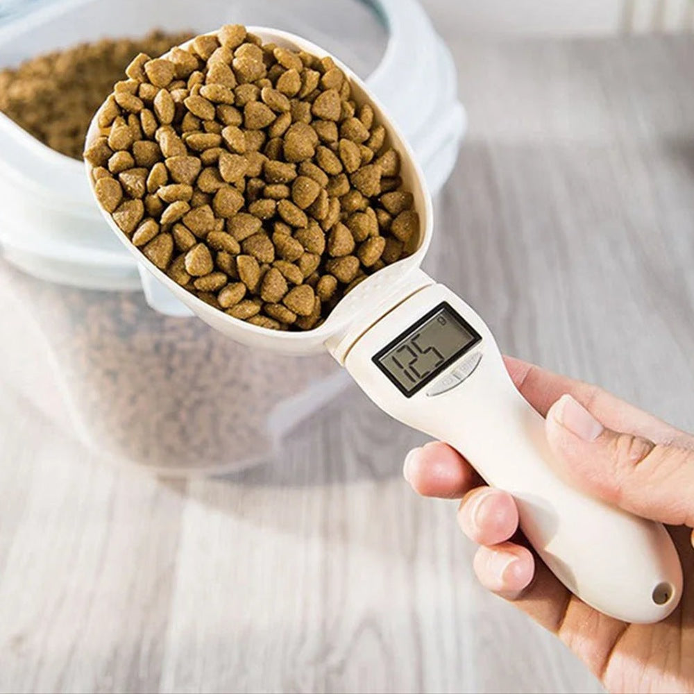 Cucchiaio bilancia digitale BellaDoggy impugnato mentre dosa 125 grammi di crocchette